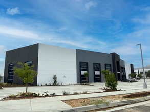 29124 Ave Penn, Valencia, CA à louer Photo de l’immeuble– Image 1 sur 9