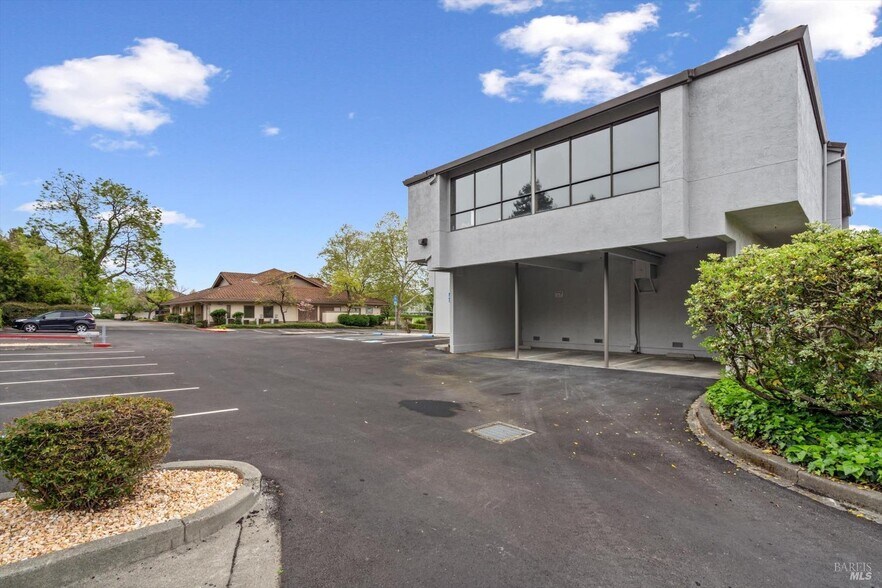 1370 Medical Center Dr, Rohnert Park, CA à vendre - Photo de l’immeuble – Image 3 sur 33
