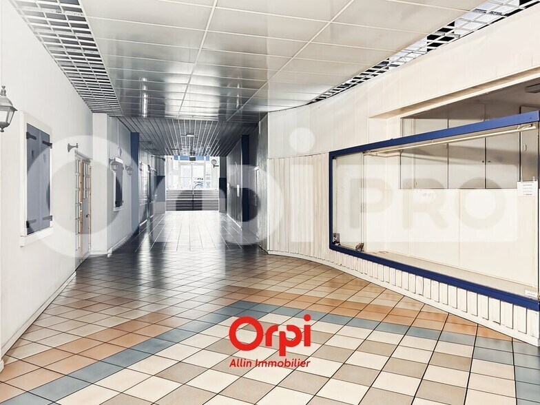 Bureau dans Montluçon à vendre - Hall d’entrée – Image 1 sur 11