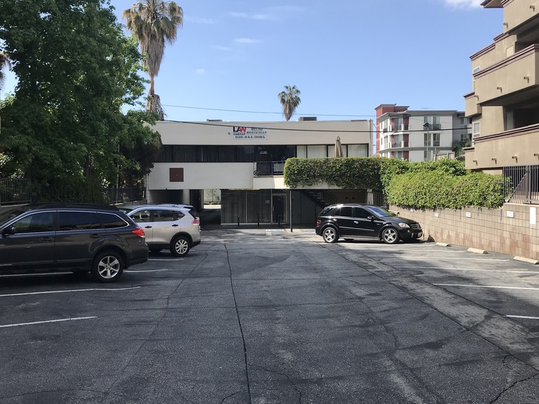 739 E Walnut St, Pasadena, CA à louer - Photo de l’immeuble – Image 2 sur 4