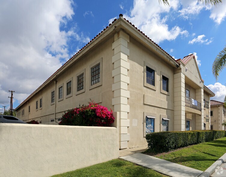 2011 W Chapman Ave, Orange, CA à vendre - Photo de l’immeuble – Image 2 sur 5