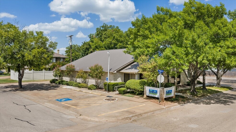 310 W Bluff St, Granbury, TX à vendre - Photo principale – Image 1 sur 56