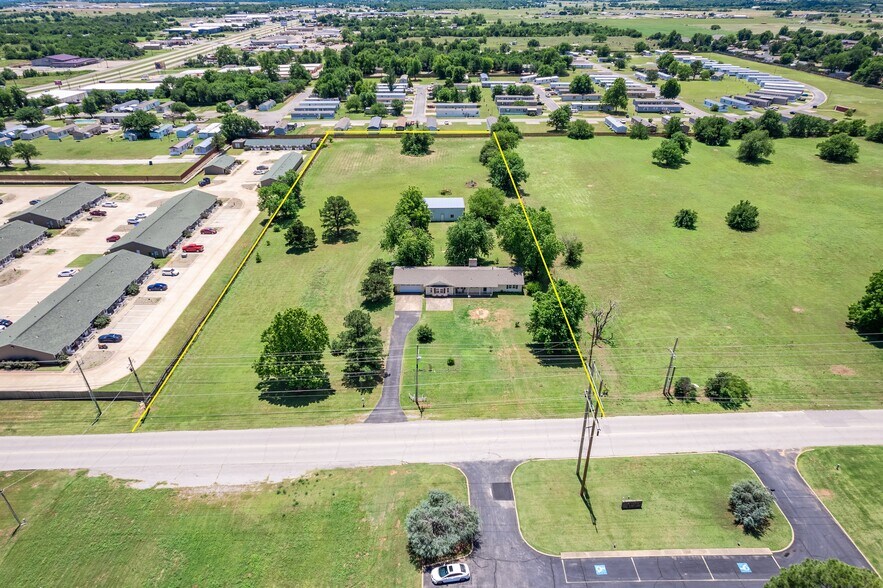523 W Country Club Rd, Chickasha, OK à vendre - Aérien – Image 1 sur 17