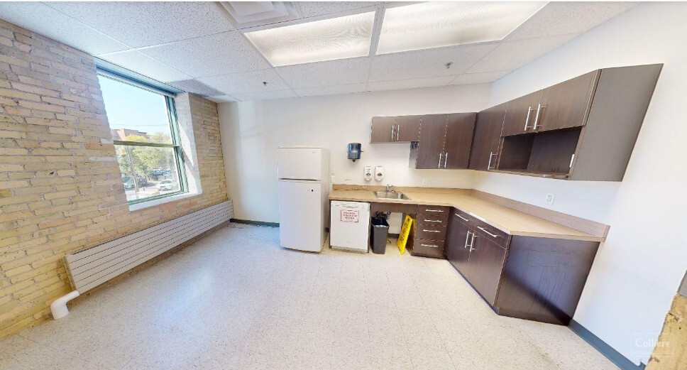 111 Lombard Ave, Winnipeg, MB à louer - Photo intérieure – Image 2 sur 7