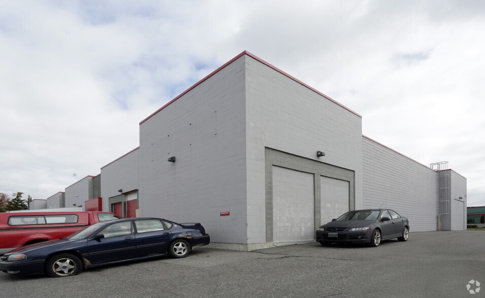 2413 Stevenage Dr, Ottawa, ON à louer - Photo de l’immeuble – Image 2 sur 4