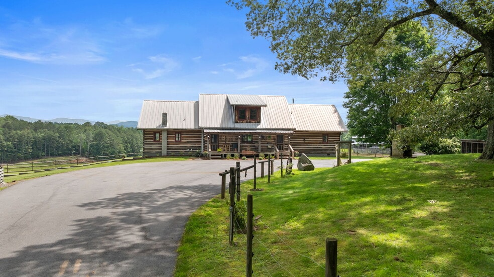 102 Cross Creek Ln, Warne, NC à vendre - Photo de l’immeuble – Image 3 sur 11