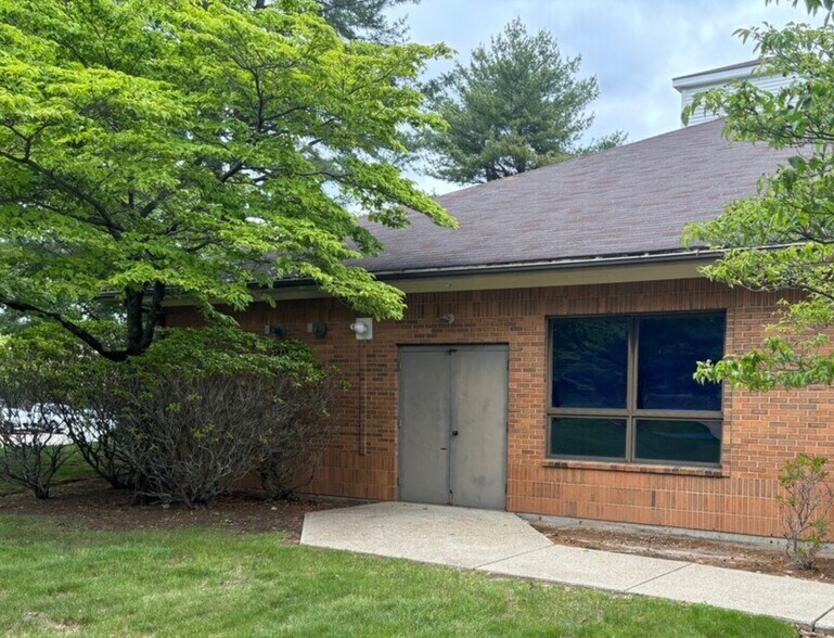 58 Old Quaker Ln, West Warwick, RI à vendre - Photo de l’immeuble – Image 3 sur 7