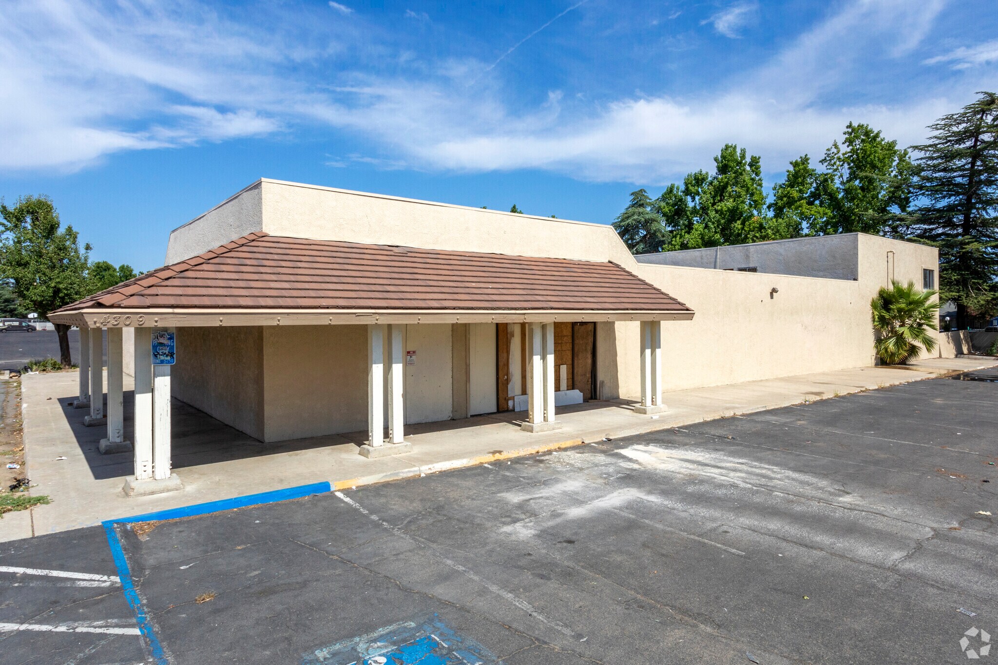 4309 N Cedar Ave, Fresno, CA à vendre Photo principale– Image 1 sur 15