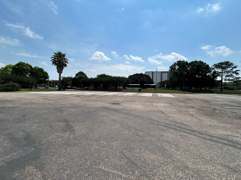 16525 Imperial Valley Dr, Houston, TX à vendre - Photo de l’immeuble – Image 2 sur 6