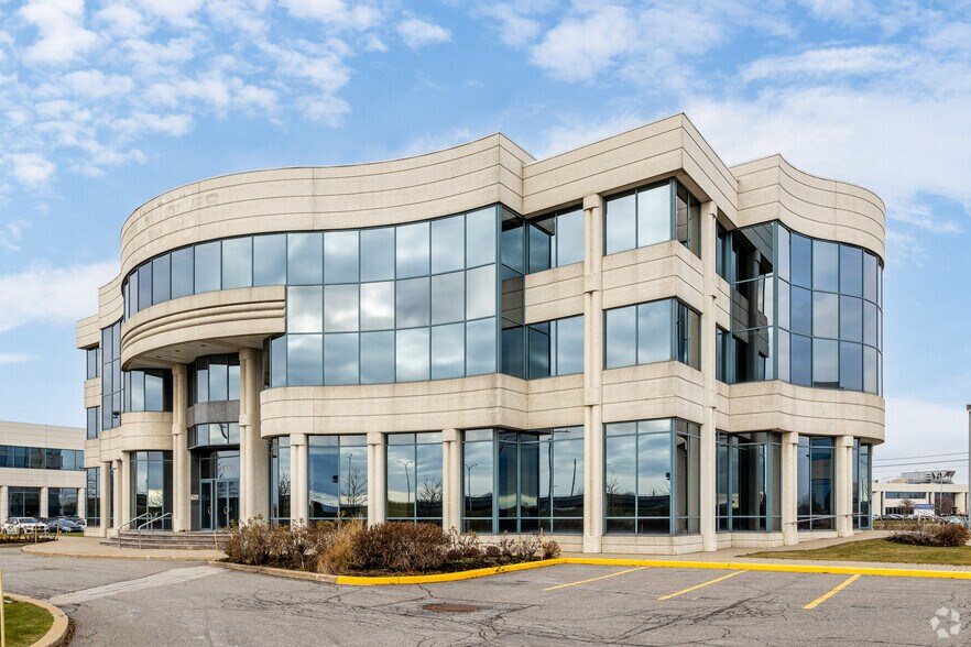 8585 Rte Transcanadienne, Montréal, QC à louer - Photo de l’immeuble – Image 3 sur 12