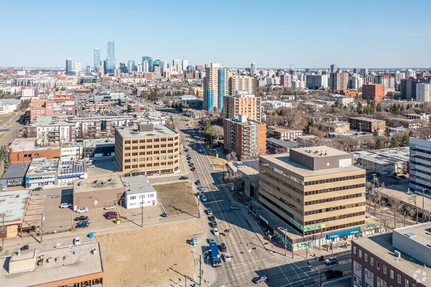 12323 Stony Plain Rd NW, Edmonton, AB à louer - Aérien – Image 2 sur 13