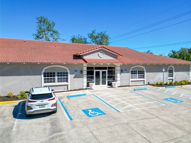 7100 S Beneva Rd, Sarasota, FL à louer - Photo de l’immeuble – Image 1 sur 35