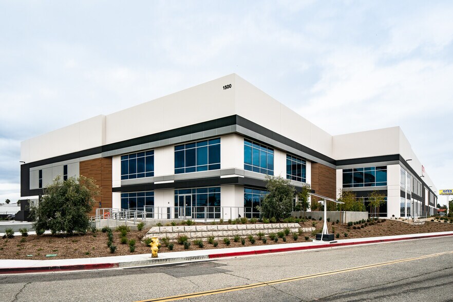 1500 S Raymond Ave, Fullerton, CA à louer - Photo de l’immeuble – Image 1 sur 11