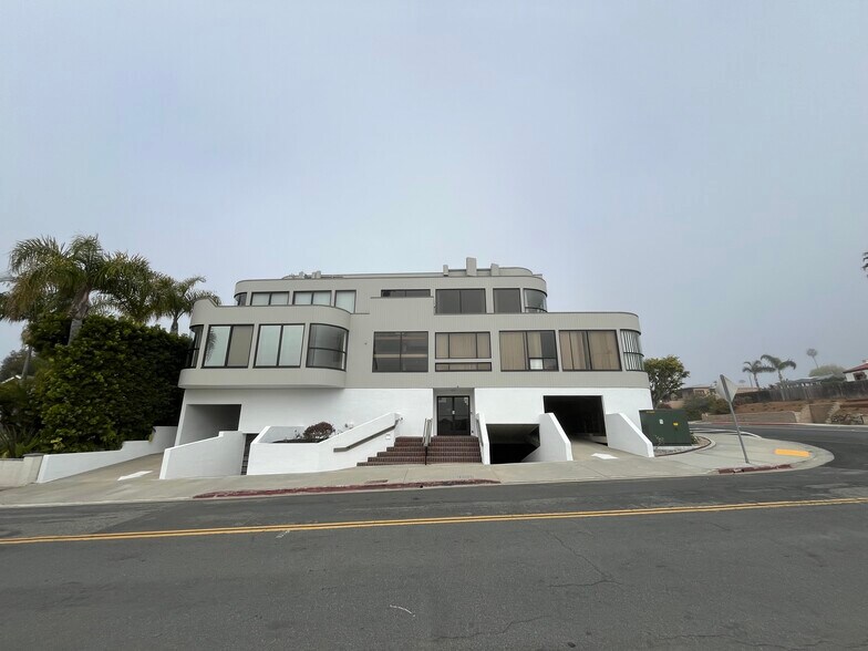 105 Crescent Bay Dr, Laguna Beach, CA à louer - Photo de l’immeuble – Image 1 sur 17