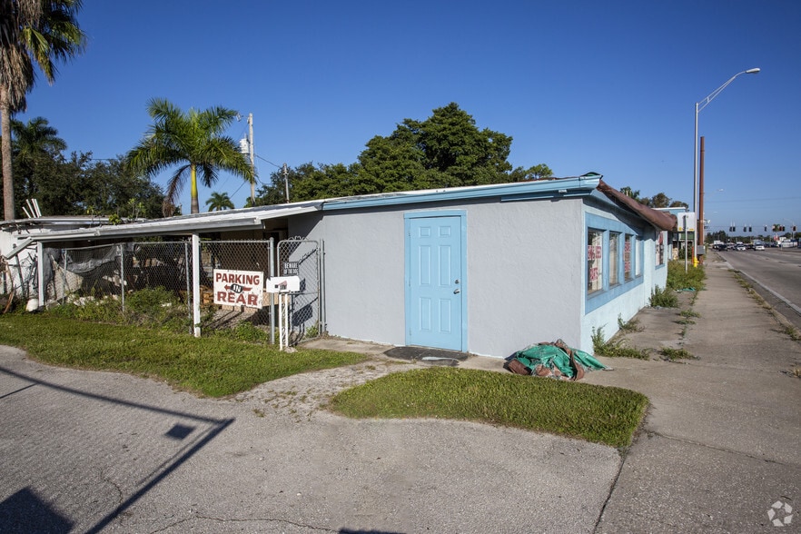 1171 N Tamiami Trl, North Fort Myers, FL à vendre - Photo de l’immeuble – Image 2 sur 2