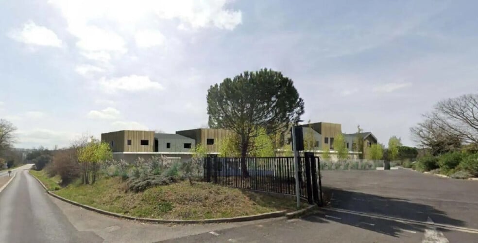 Local d'activités dans Sussargues à vendre - Photo de l’immeuble – Image 2 sur 12