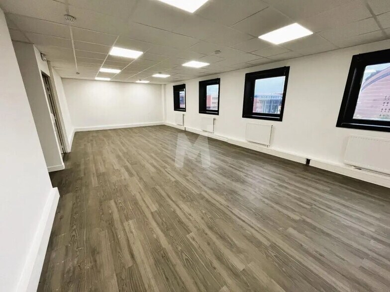 Bureau dans Évry-Courcouronnes à louer - Photo de l’immeuble – Image 3 sur 12