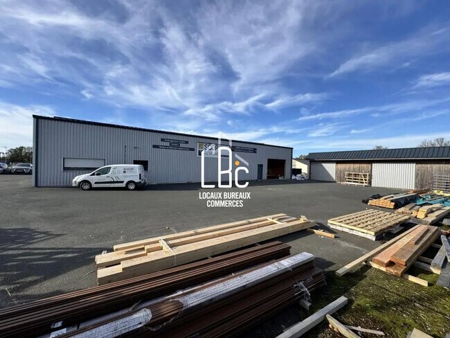 Plus de détails pour Local d'activités à louer