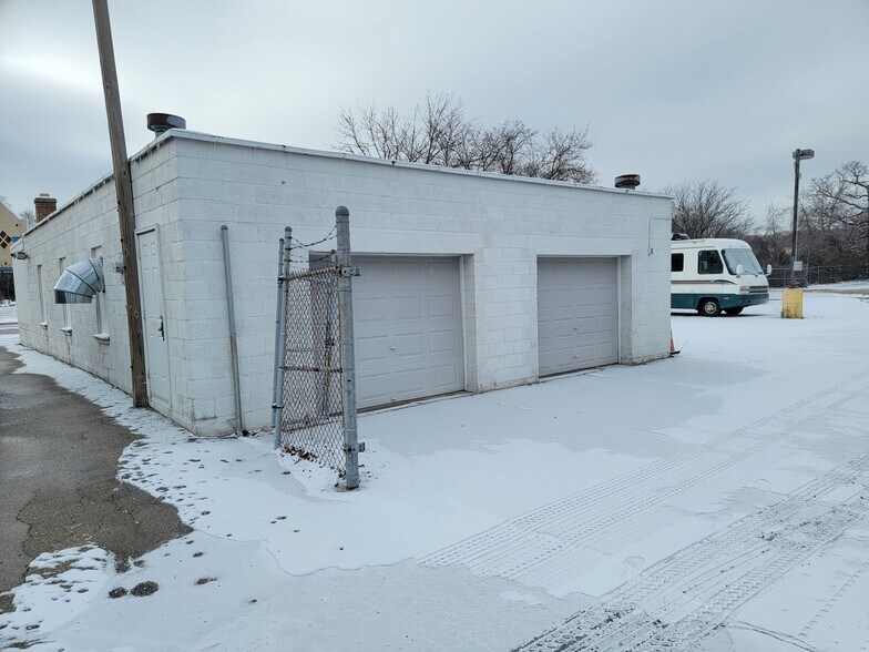 6039 S Howell Ave, Milwaukee, WI à louer - Photo de l’immeuble – Image 2 sur 7