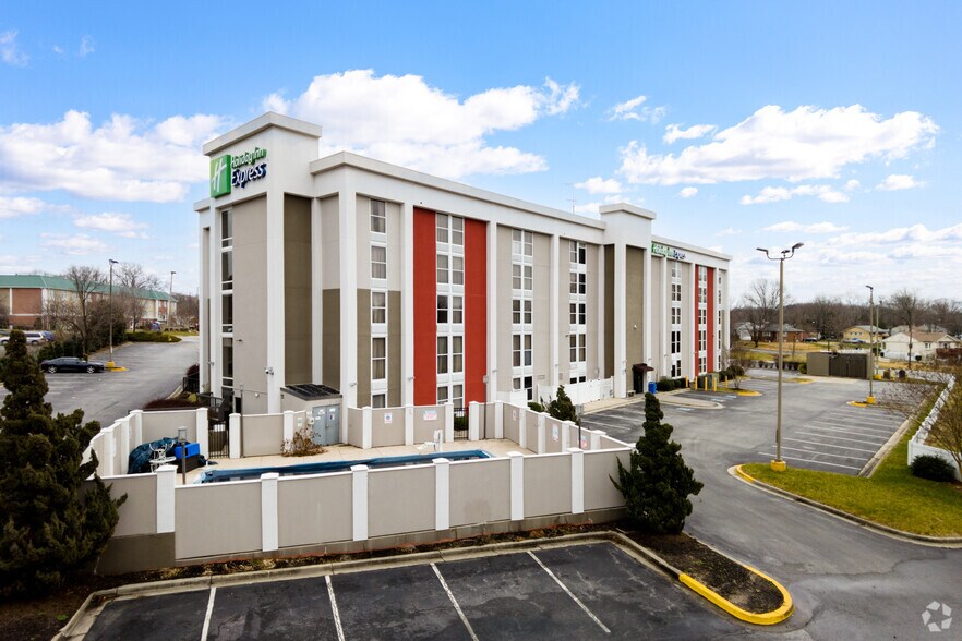 5001 Mercedes Blvd, Camp Springs, MD à vendre - Photo de l’immeuble – Image 3 sur 6