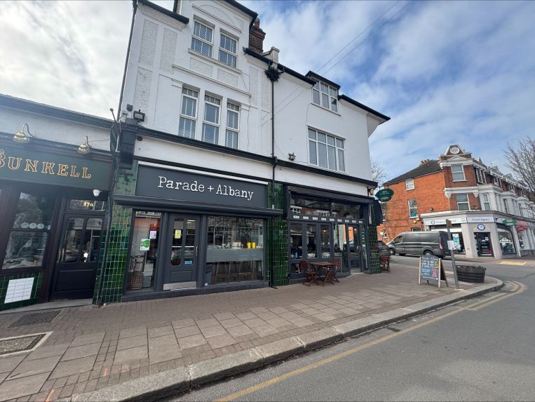 19-21 The Parade, Claygate à vendre - Photo de l’immeuble – Image 3 sur 9