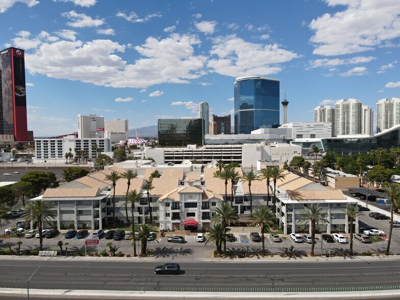 344 E Desert Inn Rd, Las Vegas, NV à louer - Photo de l’immeuble – Image 1 sur 8