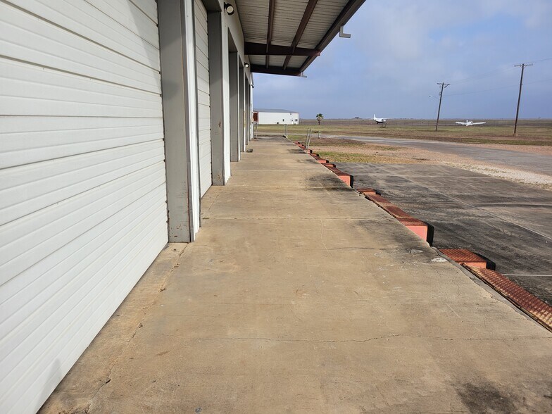 158 Hangar Dr S, Victoria, TX à louer - Photo de l’immeuble – Image 3 sur 18