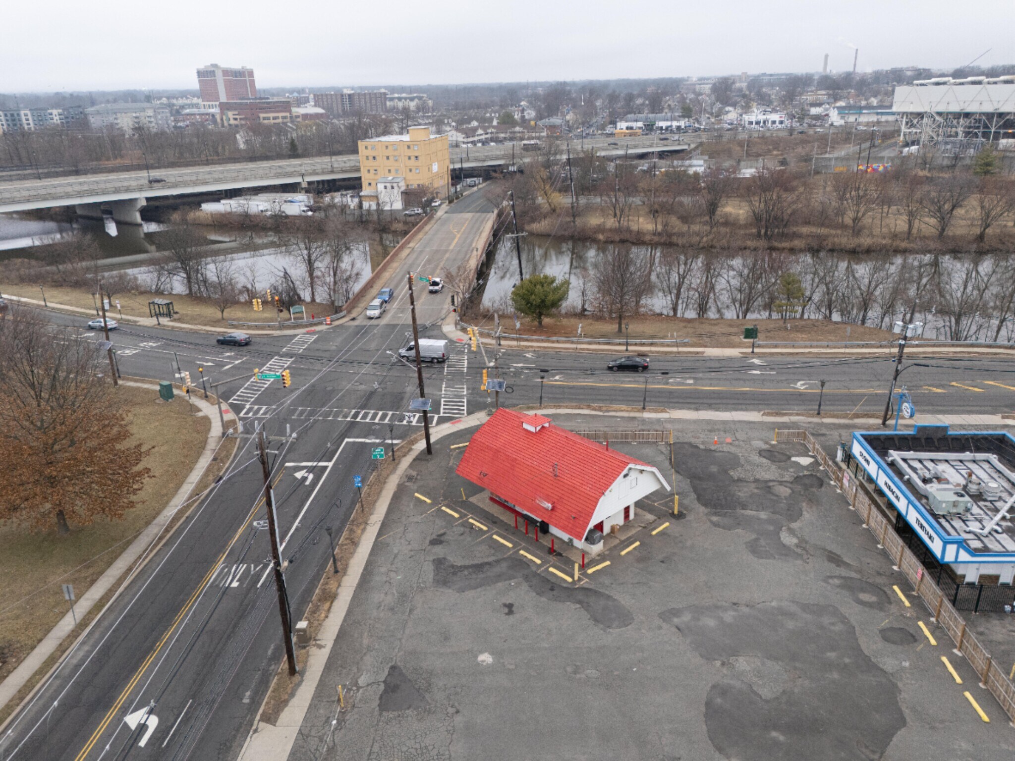 735 E Hazelwood Ave, Rahway, NJ à vendre Photo de l’immeuble– Image 1 sur 14