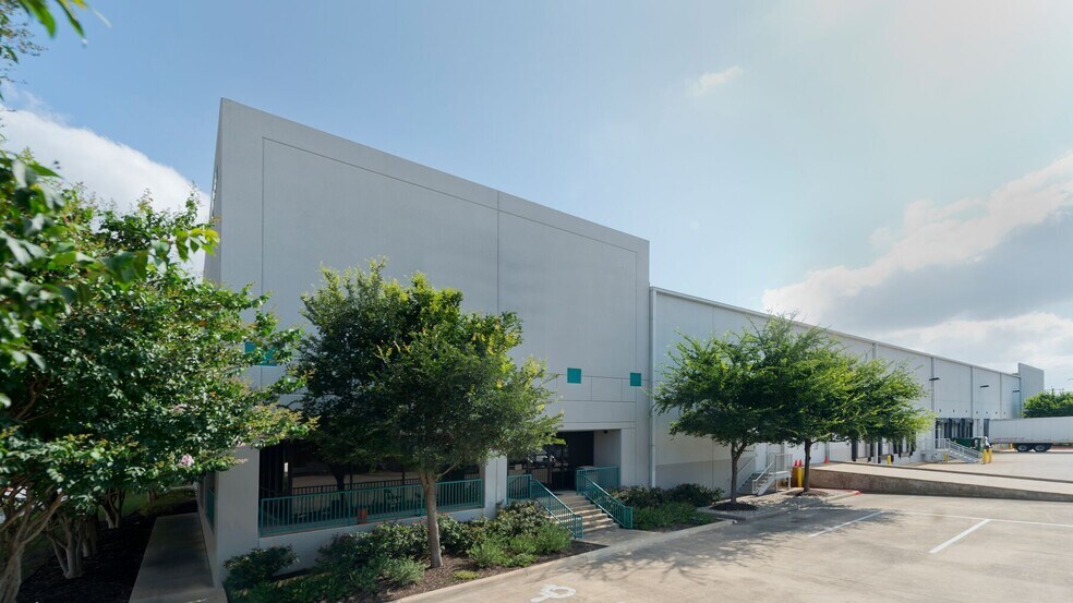 4400 NE Loop 410, San Antonio, TX à louer - Photo de l’immeuble – Image 1 sur 2