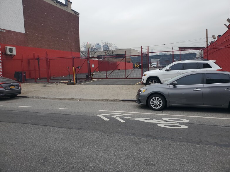 215 215-221 Greenpoint Ter, Brooklyn, NY à louer - Photo de l’immeuble – Image 1 sur 3