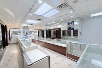 6913 Grand Ave, Maspeth, NY à louer Photo intérieure– Image 1 sur 8