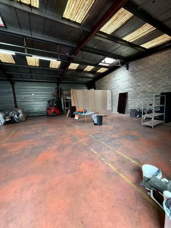 Industriel/Logistique dans Contes à louer Photo de l’immeuble– Image 1 sur 5