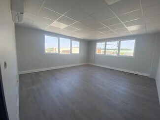 Plus de détails pour 14 Rue Denis Papin, Roissy-en-Brie - Bureau à louer