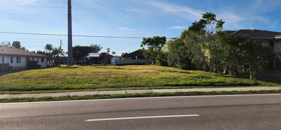 4502 Santa Barbara S Blvd, Cape Coral, FL à vendre - Photo de l’immeuble – Image 2 sur 3