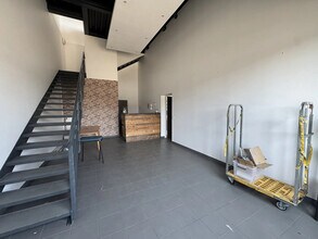 Local d’activités dans Cormeilles-en-Parisis à louer Photo de l’immeuble– Image 1 sur 14