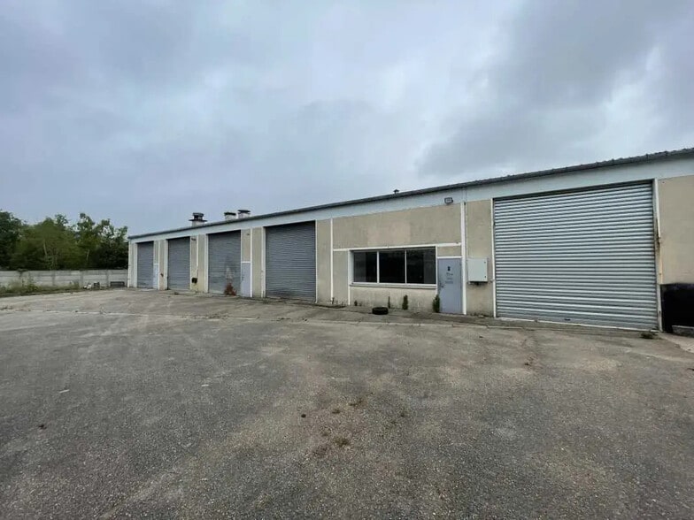 Local d'activités dans Saint-Aubin-lès-Elbeuf à vendre - Photo de l’immeuble – Image 1 sur 7
