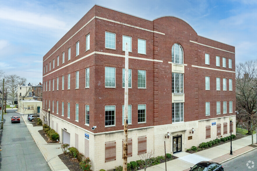 221 W Hanover St, Trenton, NJ à vendre - Photo principale – Image 1 sur 2