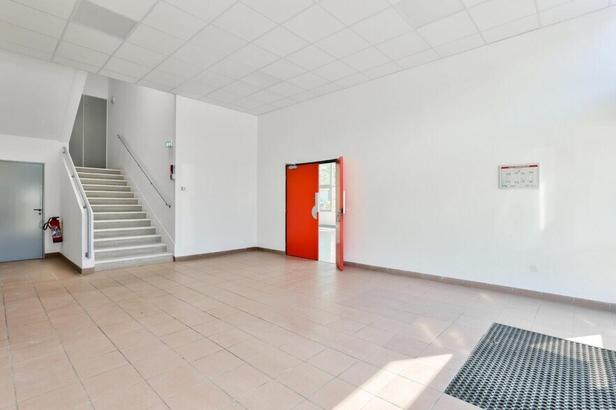 Local d’activités dans Villiers-sur-Marne à louer - Photo de l’immeuble – Image 3 sur 8