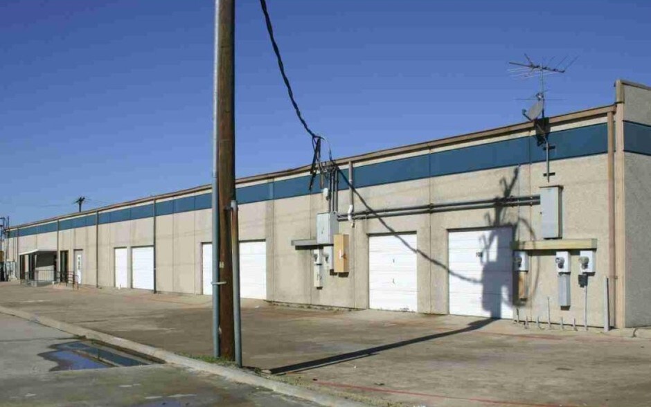 1467 Lemay Dr, Carrollton, TX à louer - Photo de l’immeuble – Image 2 sur 7