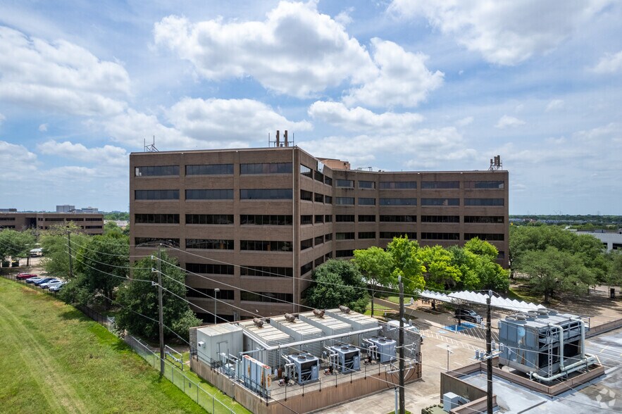 7909 Parkwood Circle Dr, Houston, TX à louer - Photo de l’immeuble – Image 2 sur 5