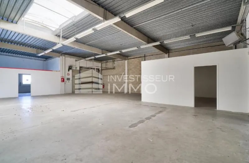 Local d’activités dans Lognes à louer - Photo de l’immeuble – Image 1 sur 4
