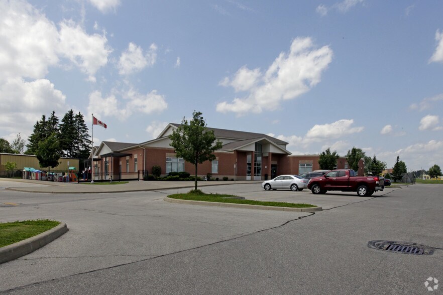 162 Rossland Rd, Ajax, ON à vendre - Photo principale – Image 2 sur 2