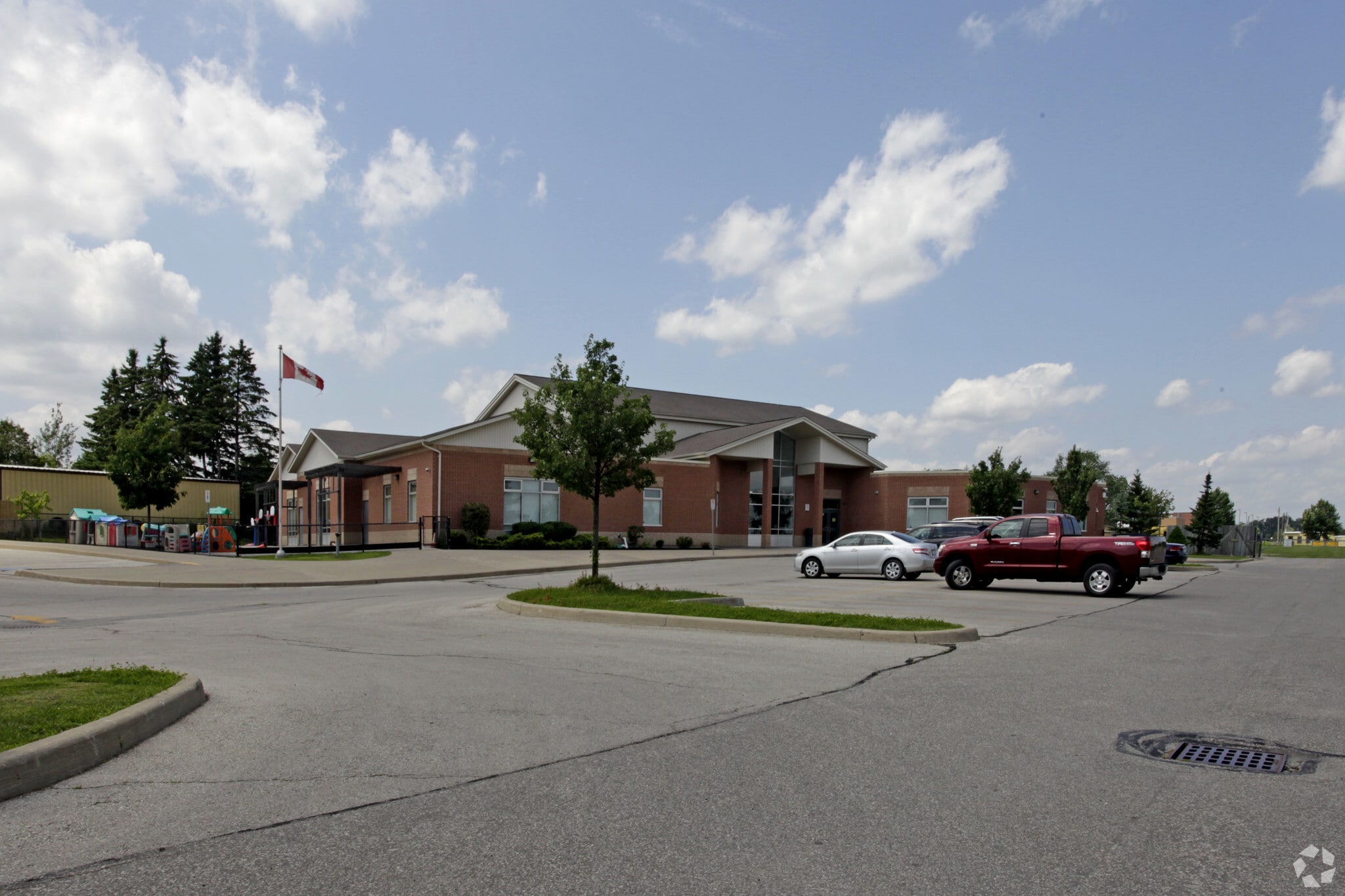 162 & 186 Rossland Road East portefeuille de 2 biens à vendre sur LoopNet.fr Photo principale– Image 1 sur 3