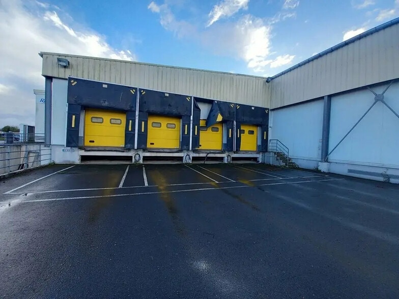 Local d'activités dans Bayeux à vendre - Photo de l’immeuble – Image 2 sur 13