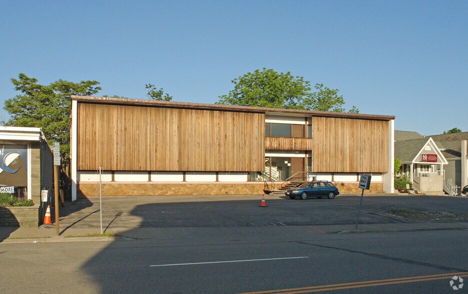 12 Raymond Ave, Poughkeepsie, NY à louer - Photo de l’immeuble – Image 2 sur 24