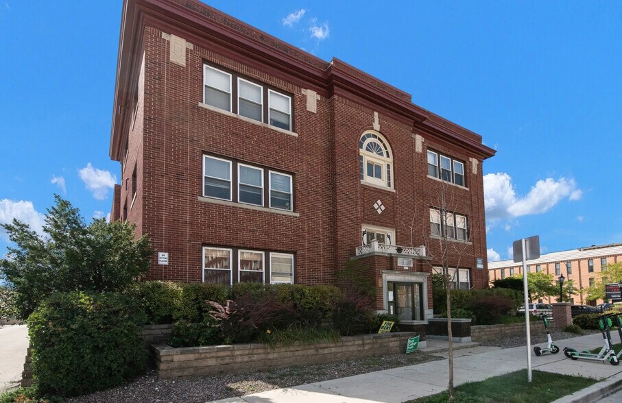 2217 W Wisconsin Ave, Milwaukee, WI à vendre - Photo de l’immeuble – Image 1 sur 12