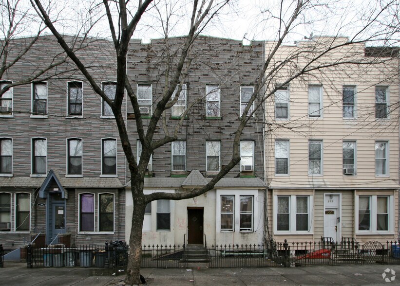 371 Menahan St, Brooklyn, NY à vendre - Photo de l’immeuble – Image 3 sur 3