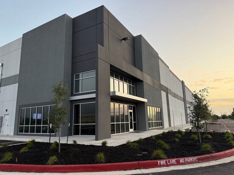 500 Wonder World Dr, San Marcos, TX à louer - Photo de l’immeuble – Image 3 sur 11
