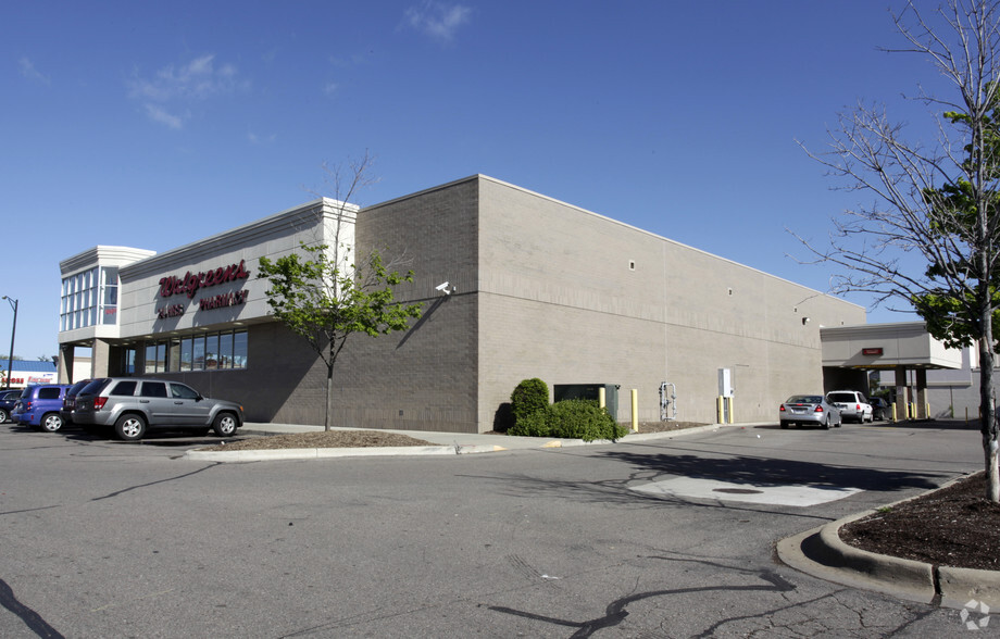 13550 W 9 Mile Rd, Oak Park, MI à louer - Photo de l’immeuble – Image 2 sur 4