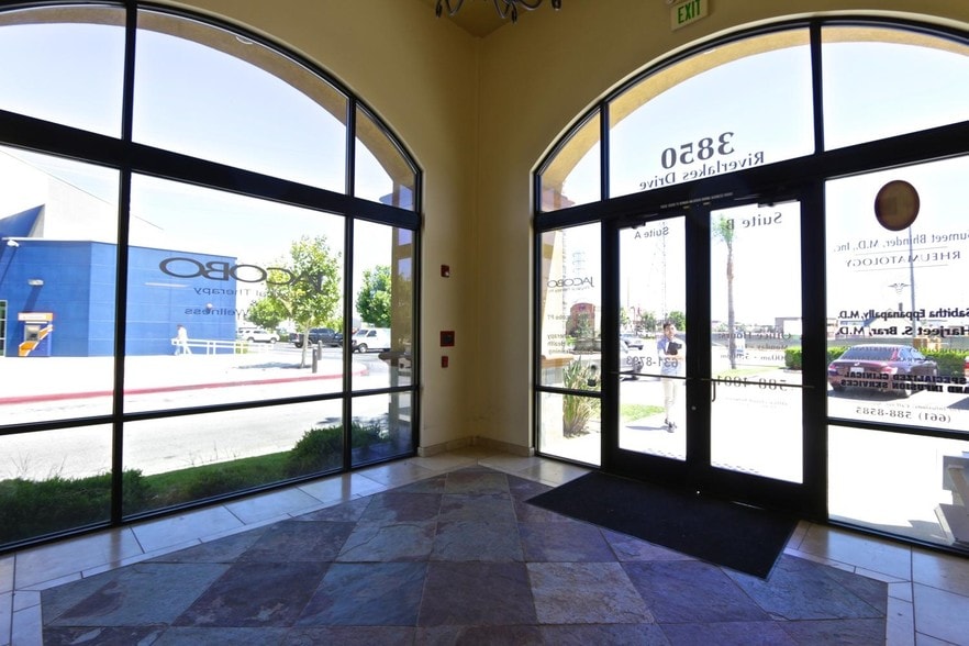 3850 Riverlakes Dr, Bakersfield, CA à louer - Photo intérieure – Image 3 sur 5